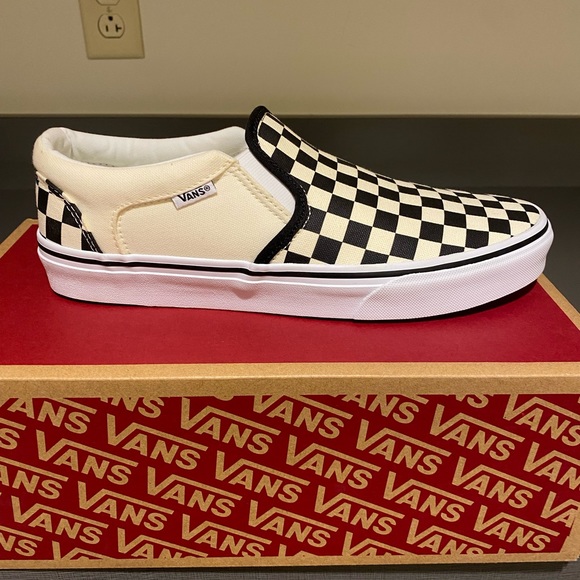 Men’s 9 black and white checkered Vans. - Picture 10 of 11